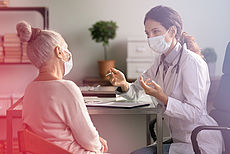 Stockfoto Arztbesuch - Patientin und Ärztin