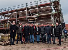 Gruppe vor dem Neubau der Rettungswache auf Juist