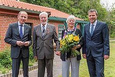 Dr. Manfred Temme mit Frau neben Harm-Uwe Weber und Frank Ulrichs