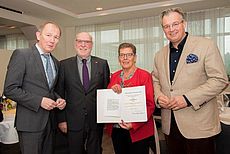 Barbara Kleen mit Ehemann neben Harm-Uwe Weber und Heiko Schmelzle