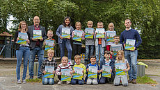 Gruppenfoto der Erstklässler der Reilschule Aurich mit den Mitarbeitern des Landkreises und dem Schulleiter