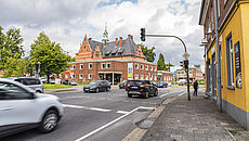 Straßenkruezung mit Autos und Fußgängern in Aurich