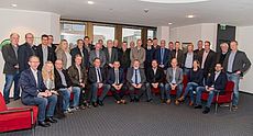 Gruppenfoto mit Landrat Olaf Meinen und Vertretern der Entwässerungsverbände und Deichachten