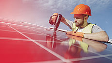 Arbeiter montiert ein Solarpanel