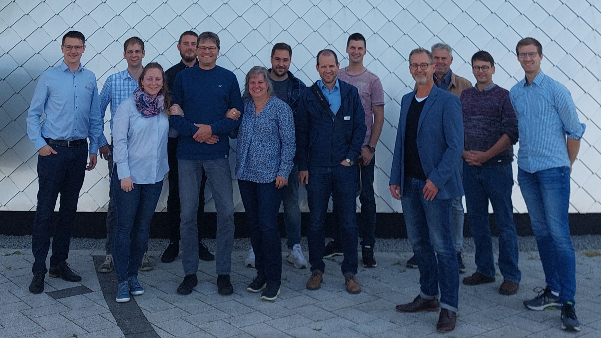 Gruppenfoto von 13 Personen - Mitglieder des Klimaschutznetzwerkes Ostfriesland