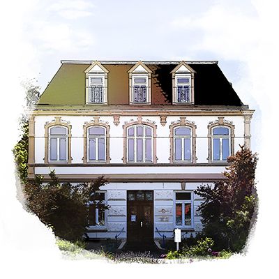 Haus der Beratungsstelle Norden: Historisches, zweigeschossiges Gebäude mit heller Fassade, symmetrisch angeordneten Fenstern und grünem Satteldach; mittig ein Eingang, umgeben von Bäumen und Sträuchern.