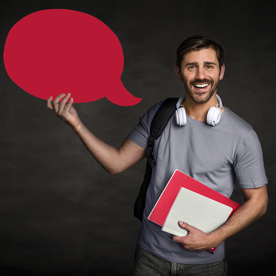 Student im Bereich Duales Studium Soziale Arbeit hält eine Sprechblase