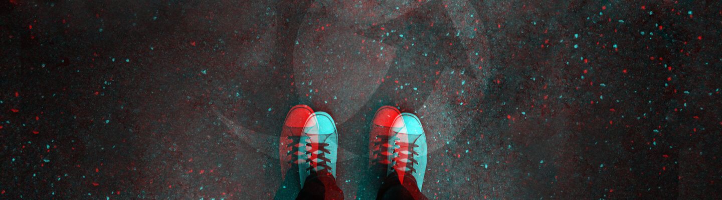 Aufnahme von Füßen in "Chucks" Sneakern. Mit Farbeffekt wie bei einem 3D Stereobild.