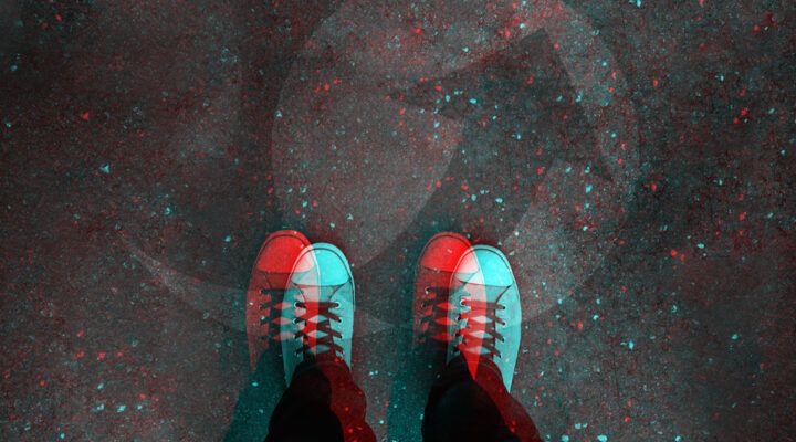 Aufnahme von Füßen in "Chucks" Sneakern. Mit Farbeffekt wie bei einem 3D Stereobild.