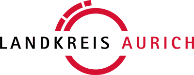 Landkreis Aurich Logo: Rotes, stilisiertes Kreis-Logo mit mehreren Segmenten, der Schriftzug „LANDKREIS AURICH“ in roten Großbuchstaben auf weißem Hintergrund.
