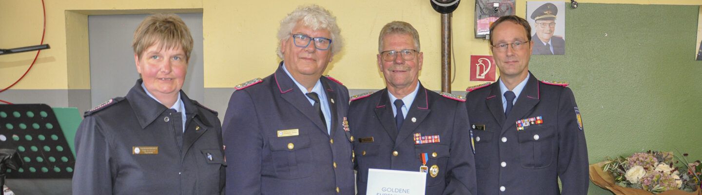 Vizepräsidentin Ostfriesischer Feuerwehrverband Tanja de Freese, Präsident Friedhelm Tannen, Dieter Helmers und Vizepräsident Mario Eilers
