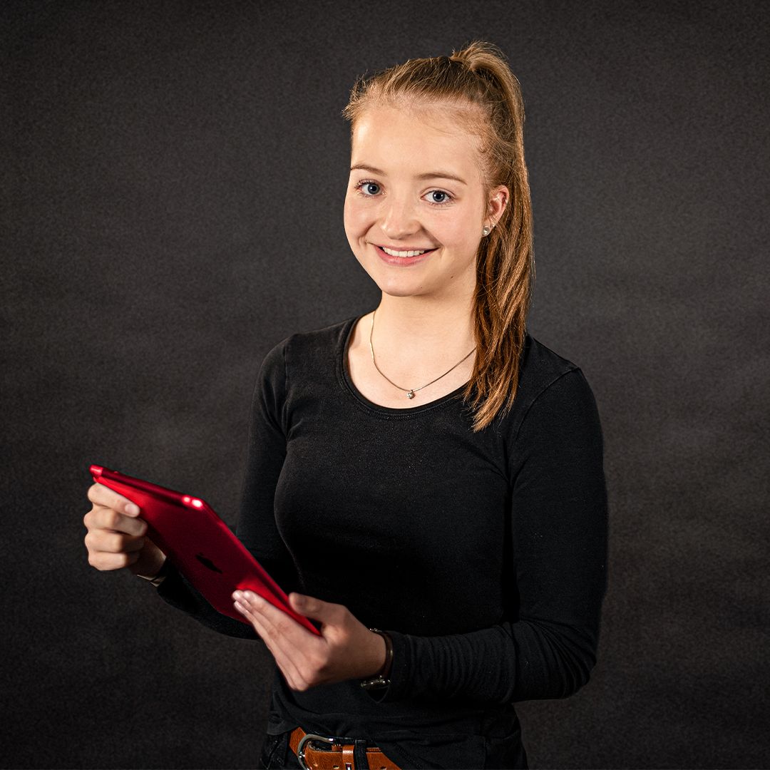 Auszubildene zur Verwaltungsfachgestellte hält ein Tablet