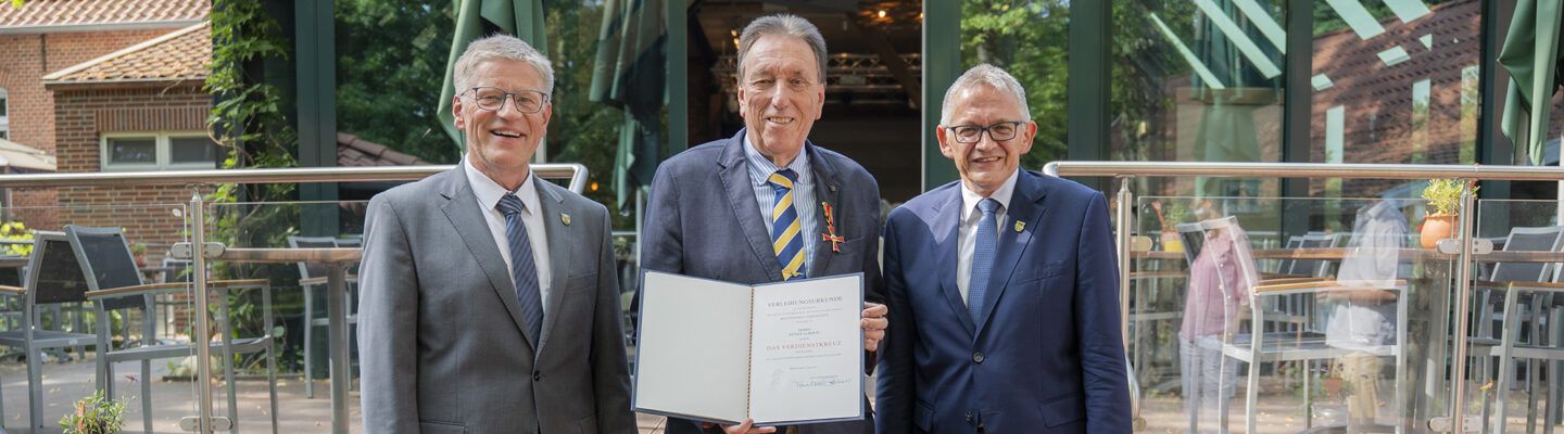 Reiner Alberts mit Bürgermeister Horst Feddermann und Landrat Olaf Meinen