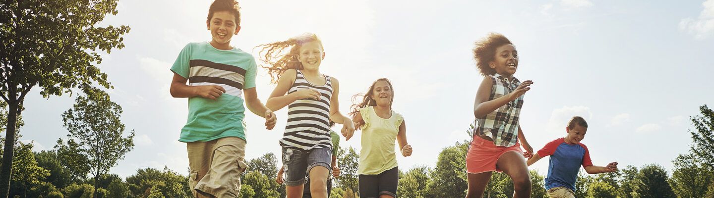 Glückliche Freunde, Kinder und Laufen mit Rasen in der Natur für Spaß, spielerischen Tag oder Sonnenschein im Park