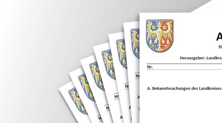 Mehrere übereinandergelegte Amtsblätter des Landkreises, oben jeweils mit dem farbigen Kreiswappen. Auf dem vordersten Dokument steht „Herausgeber: Landkreis …“ sowie „A. Bekanntmachungen des Landkreises“ mit einer Nummernzeile.