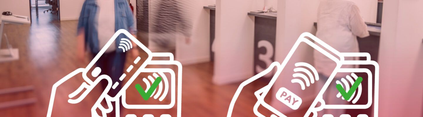 Innenaufnahme eines Servicebereichs mit mehreren Schaltern, an denen Menschen bedient werden. Im Vordergrund sind Symbole für kontaktloses Bezahlen mit Karte und Smartphone überlagert, jeweils mit grünem Häkchen als Zeichen erfolgreicher Zahlung.