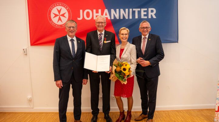 Ordensverleihung Hans Hunfeld. Von links nach rechts: Bürgermeister Horst Feddermann, Hans Hunfeld, Ehefrau Anita Bensing und Landrat Olaf Meinen
