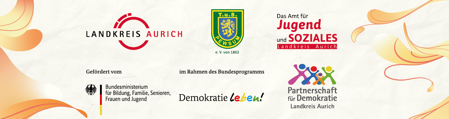 Banner mit Logos und Schriftzügen: Landkreis Aurich, TuS Pewsum, Amt für Jugend und Soziales Landkreis Aurich, Bundesministerium für Bildung, Familie, Senioren, Frauen und Jugend, Bundesprogramm ‚Demokratie leben!‘ sowie ‚Partnerschaft für Demokratie Landkreis Aurich‘; dekorative farbige Grafikelemente auf hellem Hintergrund.