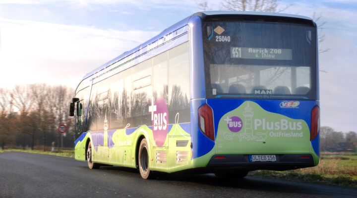Rückansicht von einem PlusBus E-Bus auf einer Landstraße