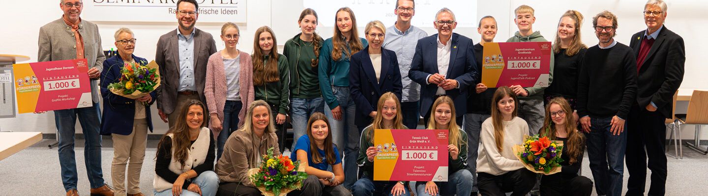 Großes Gruppenfoto von den Gewinnern Jugendförderpreises 2025