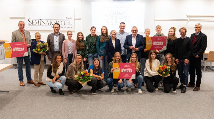 Großes Gruppenfoto von den Gewinnern Jugendförderpreises 2025