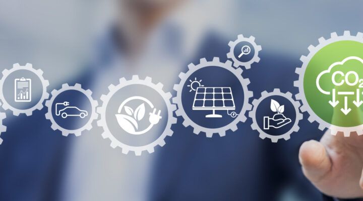 „Eine Person zeigt mit dem Finger auf ein grünes Symbol mit der Aufschrift ‚CO₂‘ und Pfeilen nach unten. Daneben sind Zahnräder mit Icons zu erneuerbaren Energien, Elektromobilität, Nachhaltigkeit und globalem Klimaschutz eingeblendet.