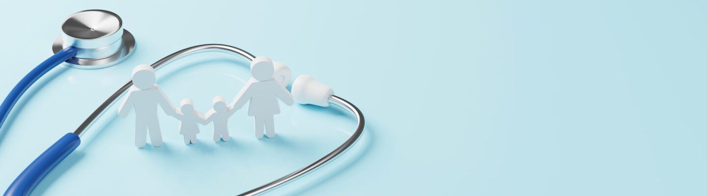 Stilisierte Figuren einer Familie stehen Hand in Hand innerhalb eines zu einem Herz geformten Stethoskops auf hellblauem Hintergrund – Symbol für Gesundheitsversorgung und Familienschutz.