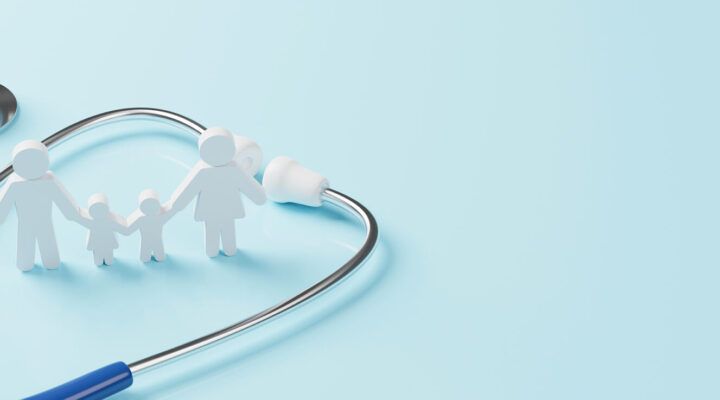 Stilisierte Figuren einer Familie stehen Hand in Hand innerhalb eines zu einem Herz geformten Stethoskops auf hellblauem Hintergrund – Symbol für Gesundheitsversorgung und Familienschutz.