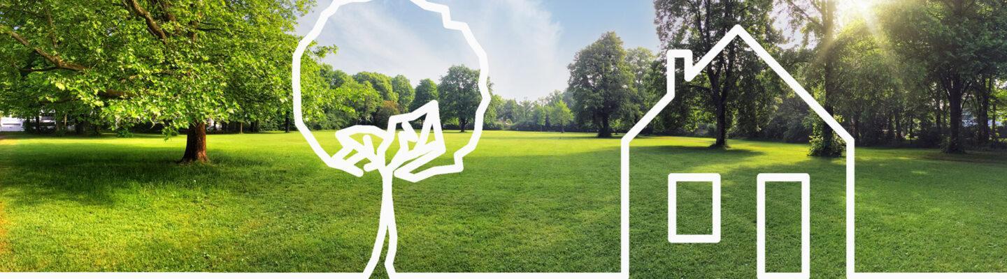 Weite grüne Parklandschaft mit Bäumen und Sonnenlicht; darübergelegt sind weiße Linienzeichnungen eines Baumes und eines Hauses, die Natur und Wohnen symbolisieren.