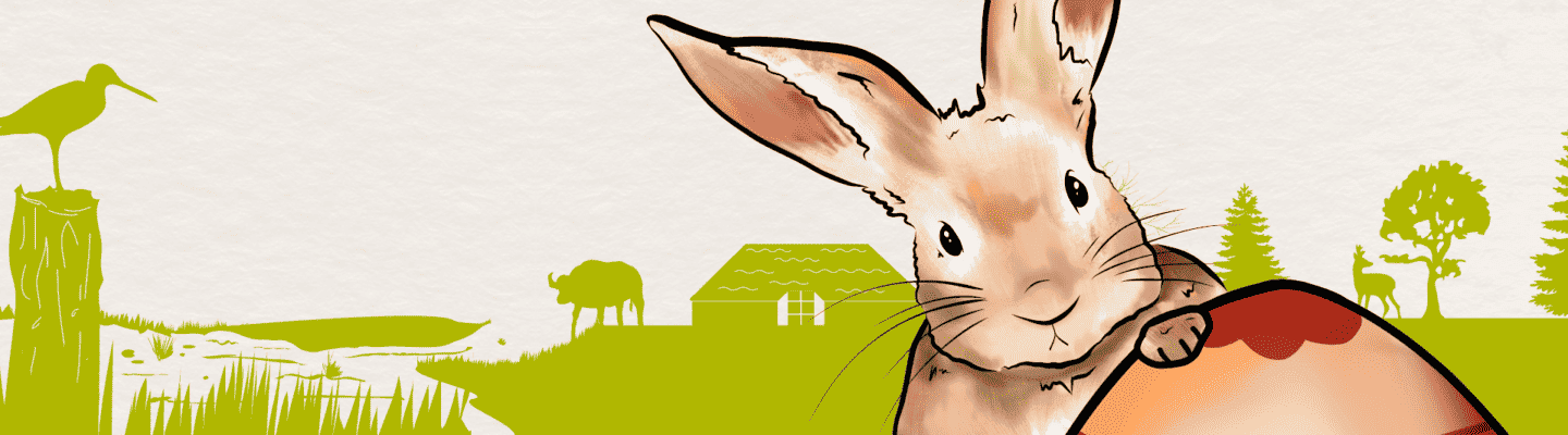 Illustration eines Osterhasen, der hinter einem großen bemalten Osterei hervorschaut. Im Hintergrund sind eine Wiese mit Teich, Tiere, ein Haus sowie ein Baum mit bunten Ostereiern zu sehen; daneben fliegt eine Biene.