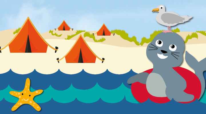 Illustration eines Strandes mit Zelten, im Wasser ein fröhlicher Seehund auf einem roten Schwimmring, eine Möwe sitzt auf seinem Kopf; daneben ein Seestern im Wasser.