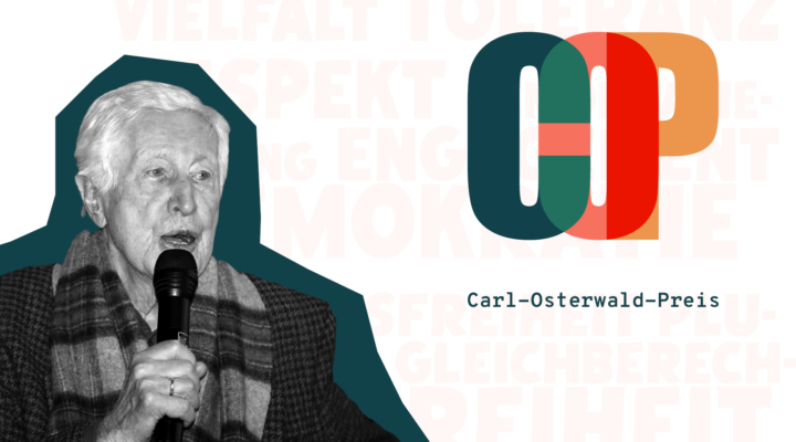 Grafik zum Carl-Osterwald-Preis: Links ist ein Schwarz-Weiß-Porträt eines älteren Mannes mit Mikrofon zu sehen. Rechts befindet sich das stilisierte Logo „COP“ in mehreren Farben. Darunter steht der Schriftzug „Carl-Osterwald-Preis“. Im Hintergrund sind dezent Begriffe wie „Vielfalt“, „Respekt“, „Engagement“, „Demokratie“, „Freiheit“ und „Gleichberechtigung“ eingeblendet.