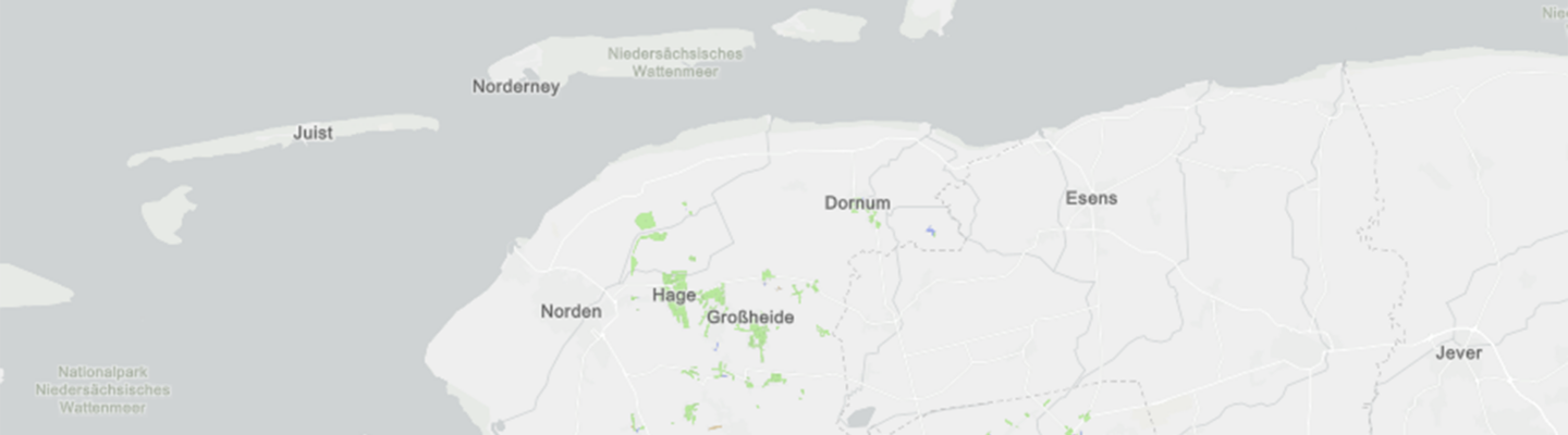 Kartenansicht von Ostfriesland mit dem Schwerpunkt auf dem Landkreis Aurich. Zahlreiche grüne, blaue und vereinzelte violette Flächen und Linien markieren unterschiedliche Bereiche rund um Aurich, Hage und Großheide.