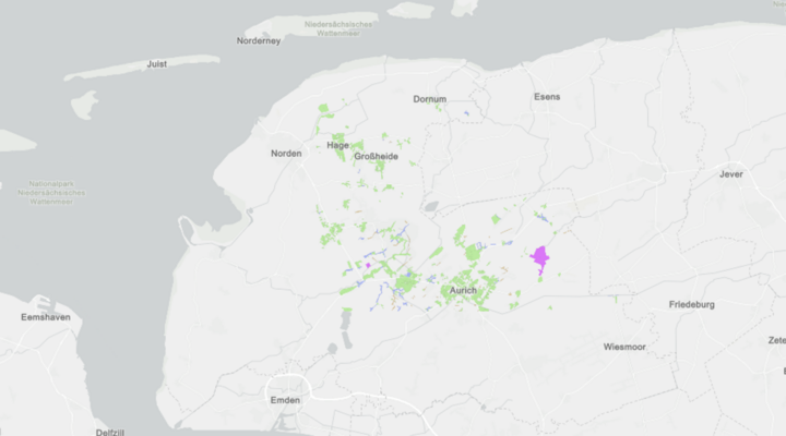 Kartenansicht von Ostfriesland mit dem Schwerpunkt auf dem Landkreis Aurich. Zahlreiche grüne, blaue und vereinzelte violette Flächen und Linien markieren unterschiedliche Bereiche rund um Aurich, Hage und Großheide.